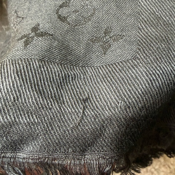 Louis Vuitton scarf gray color - Picture 7 of 8
